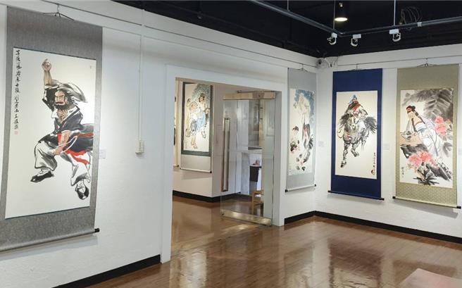 刘美芳参展的《达摩》与《贵妃醉酒》两幅水墨画作。（刘美芳提供）