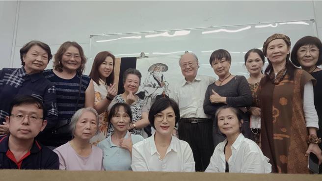 策展人当代水墨画大师王恺与参展的学员们。（刘美芳提供）