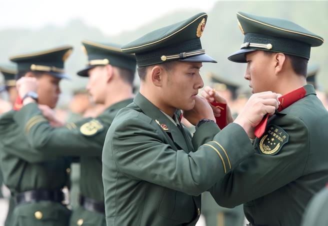 大陆推行退役大学生士兵研究生招生计画，鼓励年轻人参军入伍。图／新华社