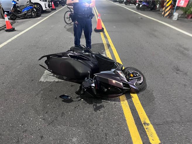 一辆黑色保时捷与机车于巷弄口发生碰撞，造成黄姓骑士擦挫伤。（芦洲警分局提供）