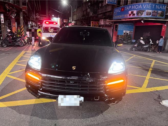 一辆黑色保时捷与机车于巷弄口发生碰撞，造成18岁黄姓骑士擦挫伤