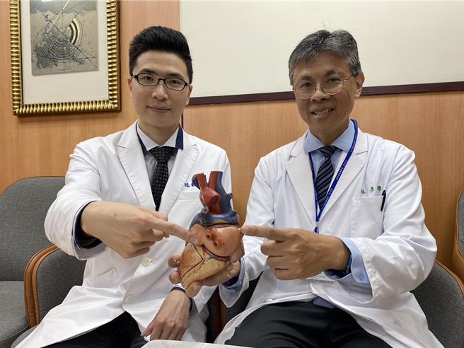 台中荣总内科部主任林彦璋（右）、心臟内科医师李冠毅（左）透过心导管消融手术可有效治疗心房颤动。（冯惠宜摄）