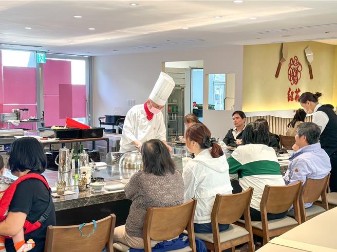 新竹SOGO「舞红花铁板烧」庆开幕，豪华海鲜套餐特价649元。（SOGO提供）