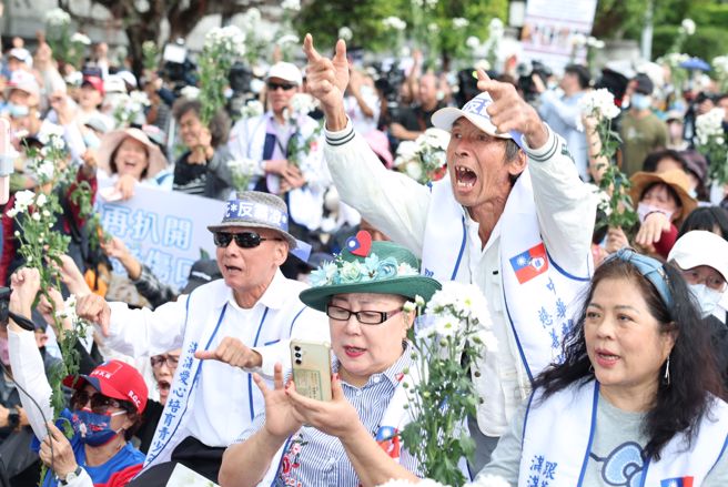 师铎奖女教师遭杀害案今年十周年，被害者家属与被害人权益相关团体于3日在凯达格兰大道举办「只有爱如故 追思白玫瑰」活动，提出「拒绝废死派大法官」、「修法保障被害人及家属权益」二大诉求。（杜宜谙摄）