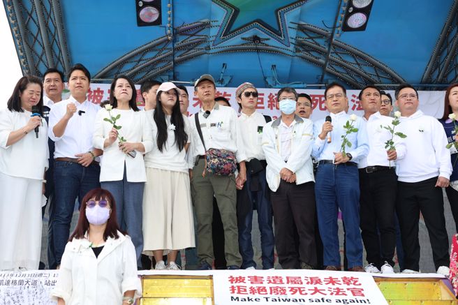 师铎奖女教师遭杀害案今年十周年，被害者家属与被害人权益相关团体于3日在凯达格兰大道举办「只有爱如故 追思白玫瑰」活动，提出「拒绝废死派大法官」、「修法保障被害人及家属权益」二大诉求。（杜宜谙摄）