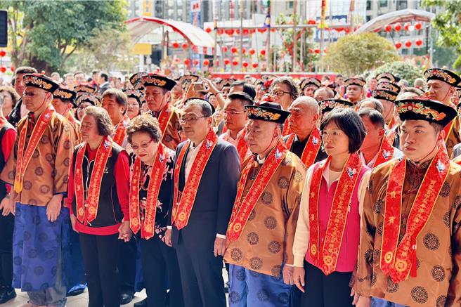 新北五股贺圣宫今（3）日举办「庆成谢土祈安三朝清醮团拜大典」，除新北市长侯友宜到场外，民进党立委苏巧慧、国民党立委洪孟楷等人皆有到场。（贺培晏摄）