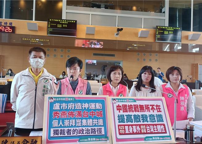 民進黨中市議員蕭隆澤（左起）、陳俞融、陳淑華、謝家宜、陳雅惠3日抨擊，市府3年狂花2500萬預算印製，到處都是盧市長大頭貼，宣傳個人政績。（陳淑娥攝）