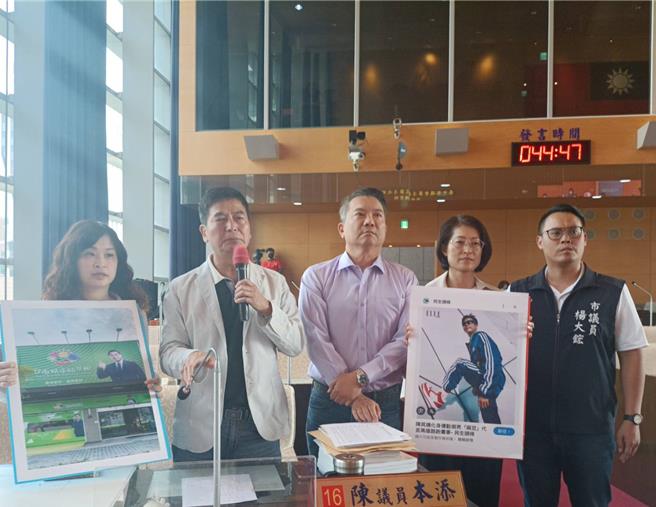 國民黨中市議員黃佳恬（左起）、陳本添、陳文政、邱愛珊、楊大鋐認為盧市長是「嬌」點，所到之處受歡迎，要繼續代言台中市。（陳淑娥攝）