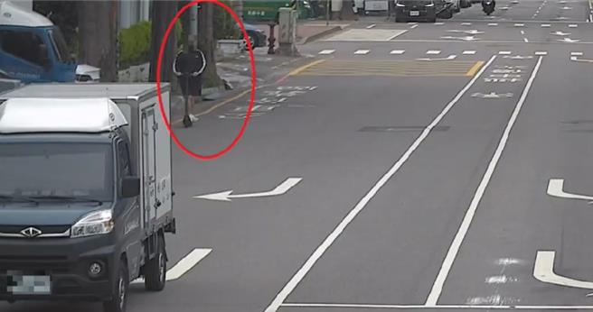 车手会利用滑板车取赃款。（翻摄照片／洪靖宜高雄传真）