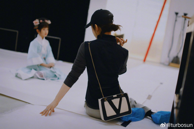 许多网友认为孙俪女儿这套造型，根本完美復刻当年刚入宫的甄嬛。（图／翻摄自微博）