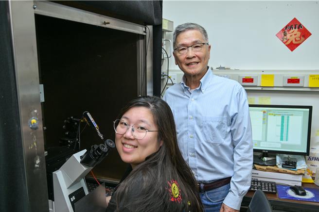 明交大藥理所教授黃自強（右）團隊發現藥物能改變該蛋白的構造，這項研究成果有望推動針對囊性纖維化、分泌性腹瀉及多囊腎病的下一代藥物開發，帶來更多治療希望。（圖／陽明交大）