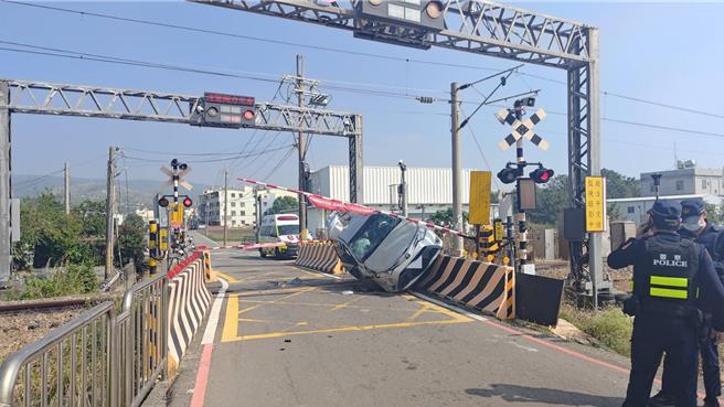台中市大肚区营埔二街3日上午11时传出车祸，21岁张姓女驾驶疑似因恍神分心撞上平交道护栏，幸自行脱困无大碍。（民眾提供／潘虹恩台中传真）