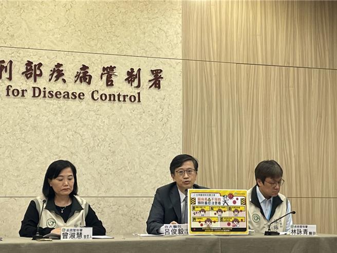 台大医院小儿感染科医师吕俊毅观察，今年已经冬天却还看到肠病毒个案相当罕见，过去都是夏天四月开始增加，六月高峰，七月放暑假减少，九月开学后小高峰，但今年冬天高峰比夏天还要高，且个案数是过去十年来最高的一年。（郑郁蓁）