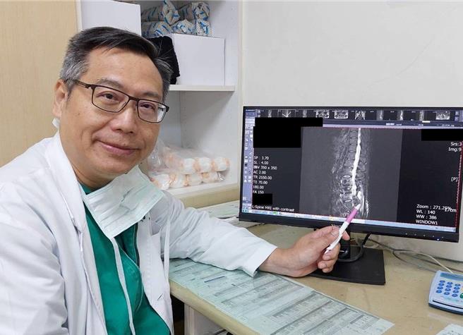 大千綜合醫院骨科醫師容志雄表示，可於手術時植入消炎株，幫助預防低度感染。（大千醫院提供／謝明俊栗傳真）