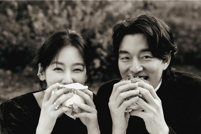 孔刘和徐玄振在《一箱情缘》中大谈1年期限的契约婚姻。（Netflix提供）