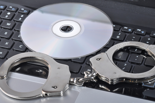 3C网红「电脑王阿达」、「疯先生」教学看盗版，遭搜索调查。（示意图／shutterstock达志）