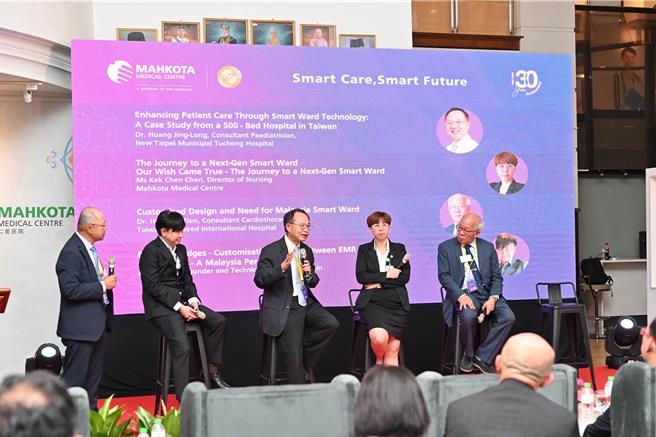 新北市立土城醫院黃璟隆院長（中）及聯新醫院許詩典院長（右一）擔任智慧醫院論壇演講嘉賓。（長庚醫院提供）