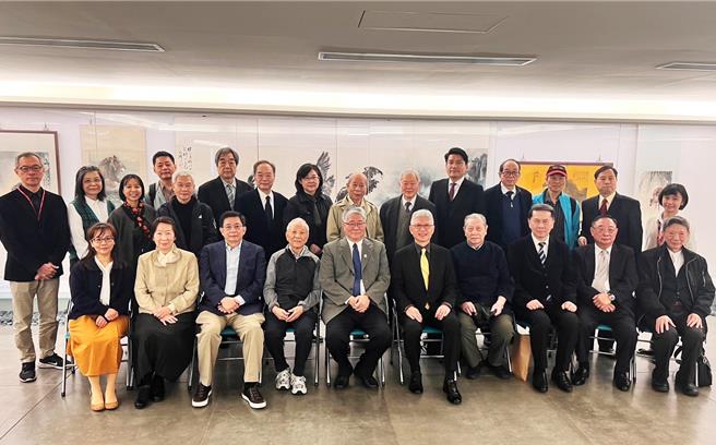 「岭南画派来台半世纪——高奇峰、赵少昂、欧豪年、胡宇基、黄磊生、卢清远师生三代联展」及「鹏展坤游——欧豪年大师纪念画展」于11月29日举行开幕典礼，，眾多艺术名家与嘉宾齐聚一堂。（主办单位提供）