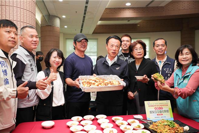 嘉义县卫生局今(3日)举办「嘉游好厨房-山海商圈联盟餐饮业卫生评核」及「尚夯ㄟ饼龙抵嘉」成果记者会。(吕妍庭摄)