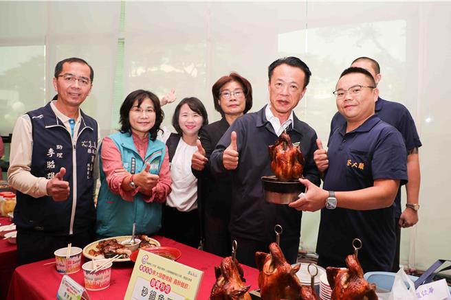 接受表扬业者拿出特色佳肴与现场民眾分享。(吕妍庭摄)