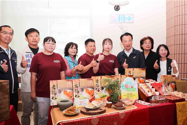 接受表扬业者拿出特色佳肴与现场民眾分享。(吕妍庭摄)