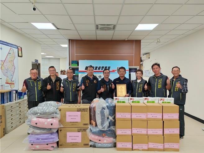 新北双和宗教民俗文化协会有感近日天气逐渐转寒，捐赠棉被、乾粮等物资协助中和区独居长者与弱势家庭，并提供数份物资给中和警分局协助迷途长者返家时使用。（新北双和宗教民俗文化协会提供）