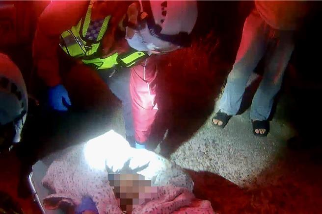 2024年11月26栗縣／苗栗縣通霄鎮通霄橋下28日凌晨發生一起溺水事件，通霄派出所接獲通報有一名老婦漂浮於溪流中，需要警方協助，警方迅速出動並成功將人救起，挽回寶貴性命。（讀者提供／呂麗甄苗栗傳真）