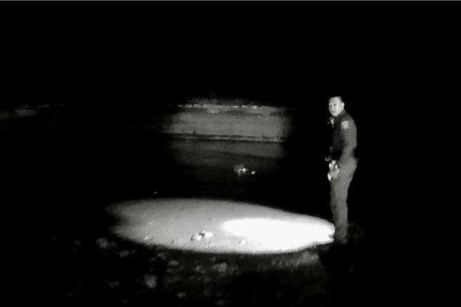 2024年11月26栗縣／兩名員警毫不猶豫，立即下水救援，成功將老婦救援上岸，並通知119救護人員到場協助。經檢查，老婦僅輕微失溫，意識清楚，無生命危險。（讀者提供／呂麗甄苗栗傳真）