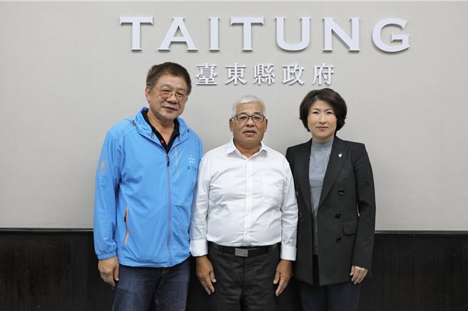 台东县政府3日指派前乡长江多利（中）代理兰屿乡长，左起台东县政府民政处长林宏义、江多利、台东县长饶庆铃。（摘自饶庆铃脸书／蔡旻妤台东传真）