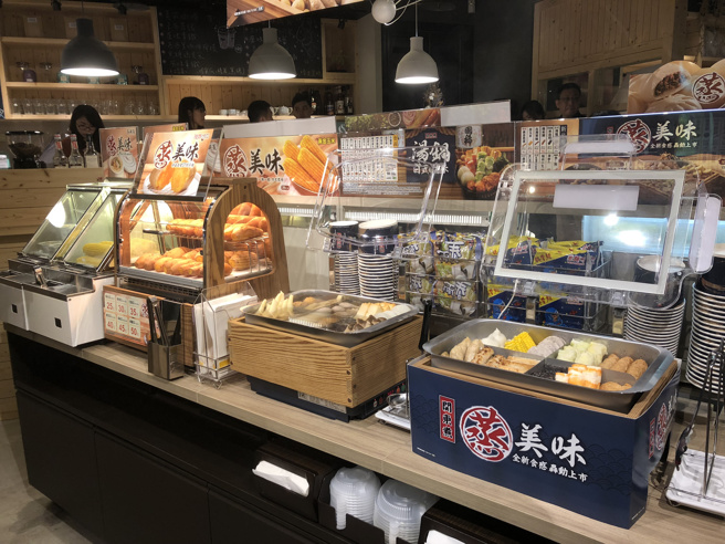 台中超商的关东煮区出现超大罐东泉辣椒酱，引发网友讨论。图为超商在冬天贩售关东煮。（资料照）