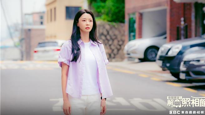 权娜拉饰演有特殊体质的热血律师「韩春」。（东森提供）