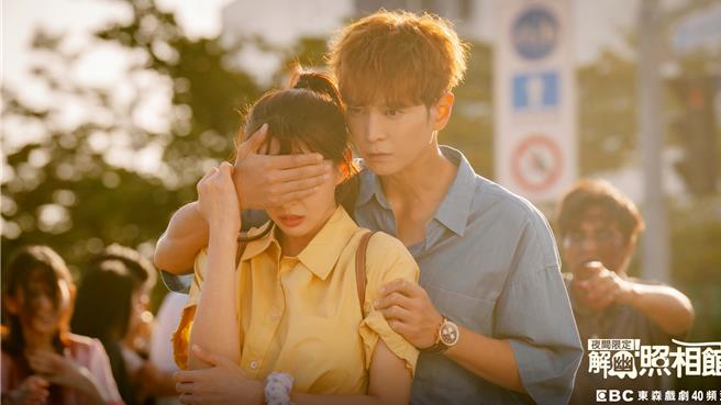 周元和权娜拉在剧中展开了一段命定的爱情。（东森提供）