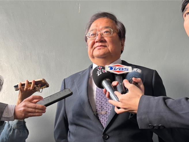 衛福部部長邱泰源今日回應代孕爭議。（李念庭攝）