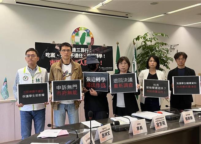 台中某国小1名学生疑遭学校总务主任强制拍照戏弄且关在储藏室内，但校方调查报告霸凌案不成立，家长3日在人本教育文教基金会陪同下出面，要求教育局重启调查。（林欣仪摄）