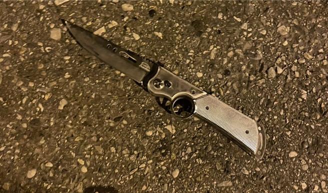 花蓮1名37歲林姓男子今天凌晨因酒駕在花蓮市區自撞電線桿，並持刀作勢攻擊上前關心的巡邏員警。（民眾提供／羅亦晽花蓮傳真）