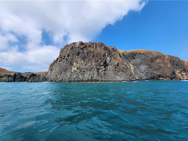 2024年12月3日澎湖縣／一名來自高雄釣客，3日清晨遠赴澎湖嶼坪海邊峭壁下釣魚，不慎落海溺斃。（警方提供／許逸民澎湖傳真）