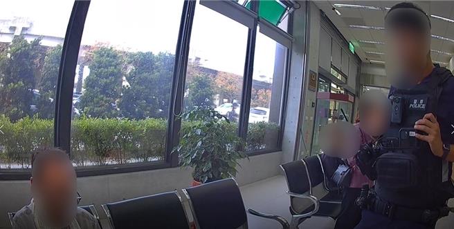 2024年12月3日苗栗县／竹南分局后龙分驻所日前接获后龙邮局通报，表一名75岁陈姓老翁疑似遭遇诈骗，请警方到场协助。警方迅速赶抵，成功阻止老翁转帐，避免财产损失。 （读者提供／吕丽甄苗栗传真）