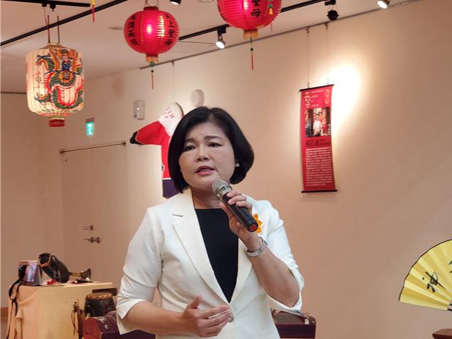 云林县长张丽善3日在县府文观处举办的无形文化资产持有者展览致词，打开话匣子一讲15分钟。（周丽兰摄）