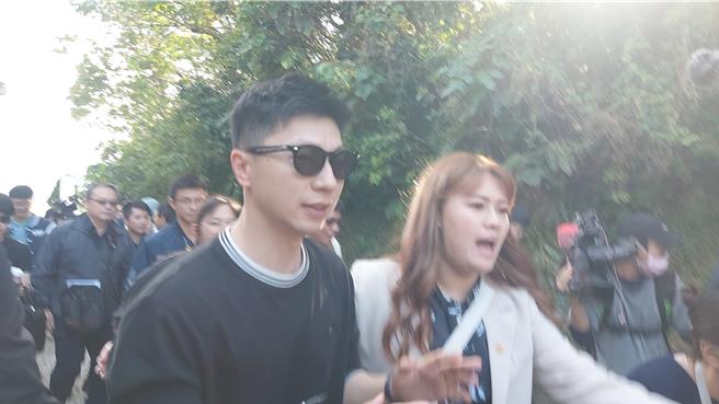 奧運桌球金牌選手馬龍（左）參觀滬尾砲台。（張鎧乙攝）