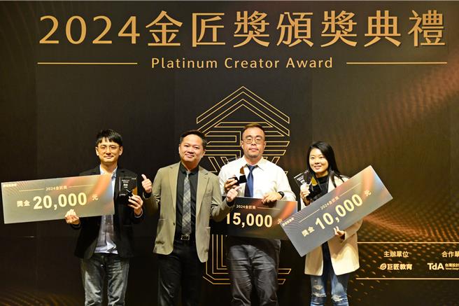 巨匠外语副总连英智与外语竞赛视觉特效组得奖者。（巨匠提供）