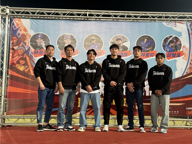 陳傑憲(左三)喊話陳太太，我沒有這麼好，也希望伴侶都能好好經營感情。(曹婷婷攝)