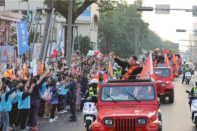台灣棒球英雄今天下午在台南展開車隊遊行。(曹婷婷攝)