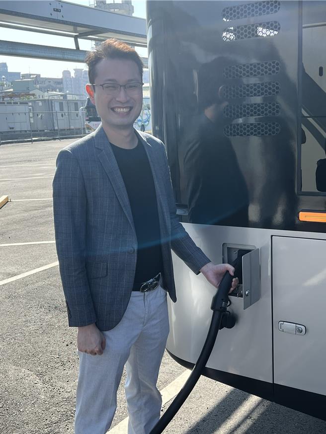 创业楷模，才39岁的廖佑晟10月底接掌三地能源，要将公司壮大为「新能源电力公司」，图为示范为自家销售的电巴充电。(王玉树摄)
