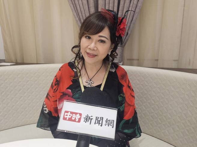 歌后刘明珠英文不好，入美国海关靠翻译机和肢体语言沟通。（记者游定刚拍摄）