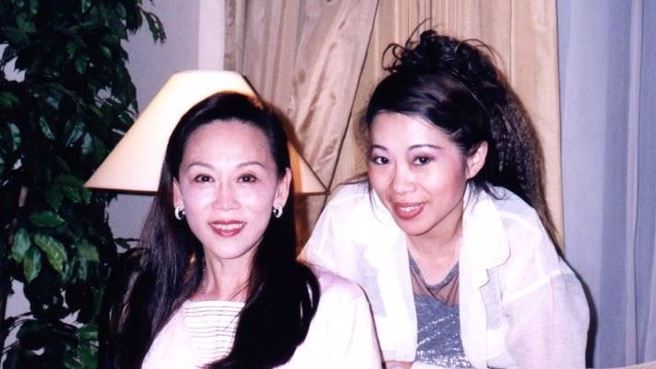 「泪盈歌后」姚苏蓉(图左)早年收刘明珠为徒弟。（刘明珠提供）