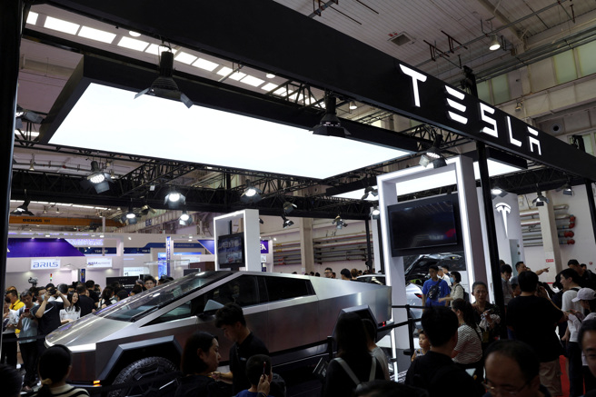 特斯拉旗下的電動皮卡Cybertruck一直是車迷的關注焦點。（圖／路透社）