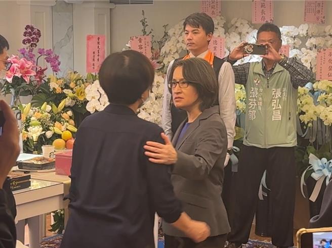 70岁民进党前立委简肇栋上月29日惊传癌逝，副总统萧美琴（右）3日下午到灵堂吊唁，关心简妻、市议员张芬郁（左）近况。（潘虹恩摄）