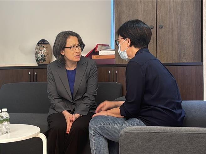 70岁民进党前立委简肇栋上月29日惊传癌逝，副总统萧美琴（左）3日下午到灵堂吊唁，关心简妻、市议员张芬郁（右）近况。（潘虹恩摄）