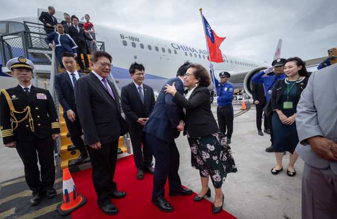 赖清德出访，大陆是否计画军演？陆外交部回应，正密切关注事态发展。图为赖出访马绍尔群岛共和国。(取自赖清德脸书)
