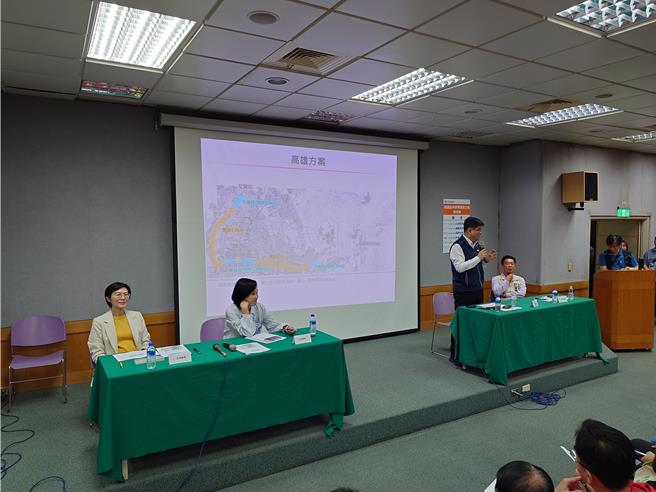 蓝绿阵营民代包含国民党立委柯志恩（左2）、民进党立委林岱桦（左1）、许智杰（右1）等民代皆出席表达凤山设站诉求，不过柯志恩与许智杰险些为吴敦义、毛治国针锋相对。（任义宇摄）